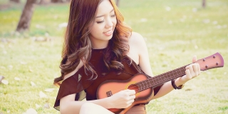 How-to-Hold-a-Ukulele-Properly-cc3